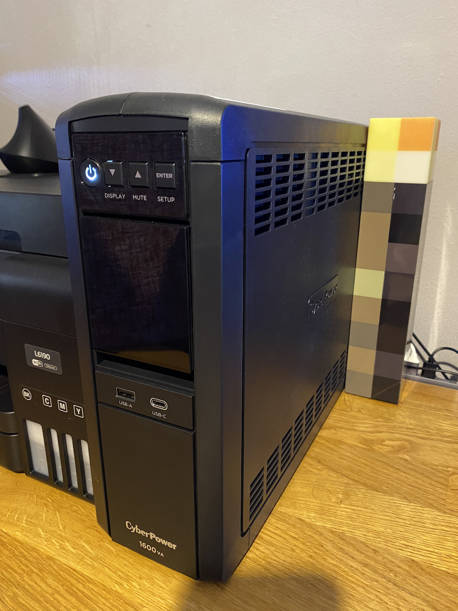 CyberPower CP1600EPFCLCD UPS Line-Interactive 1600VA 1000W με 6 Πρίζες