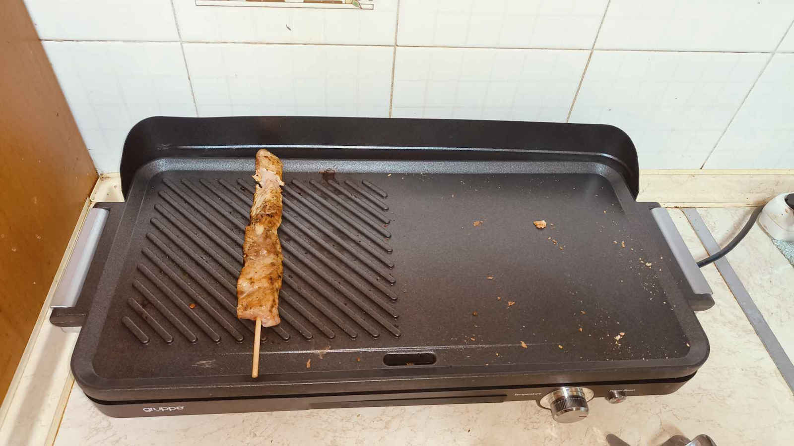 Gruppe LW 830 Tabletop Electric Grill Smooth and Ribbed Plate 1800W with Adjustable Thermostat 50.8cmx25.4cmcm