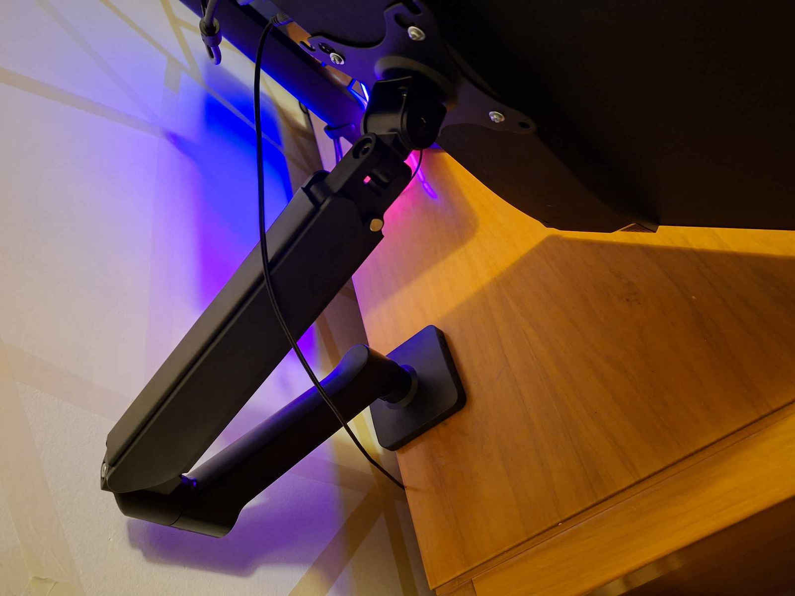 Brateck Halterung Auf dem Schreibtisch Monitor bis 32" (LDT97-C012E)