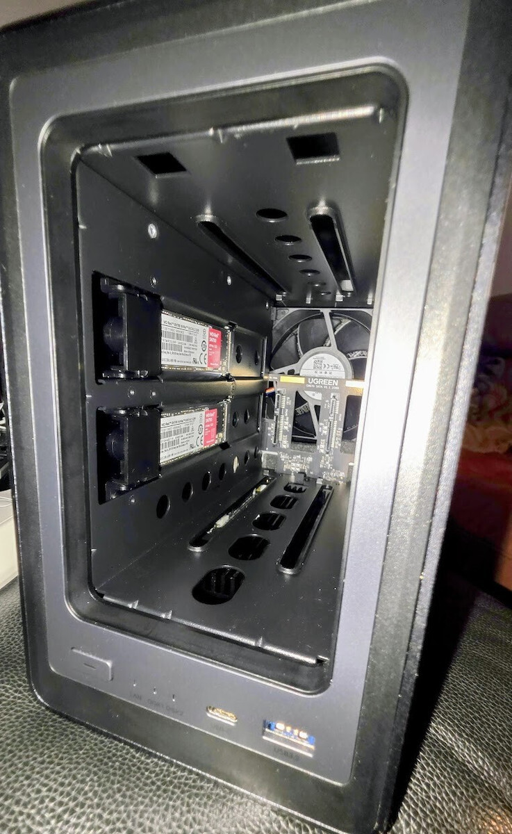 Ugreen DXP2800 NAS Кула с 2 слота за HDD/SSD