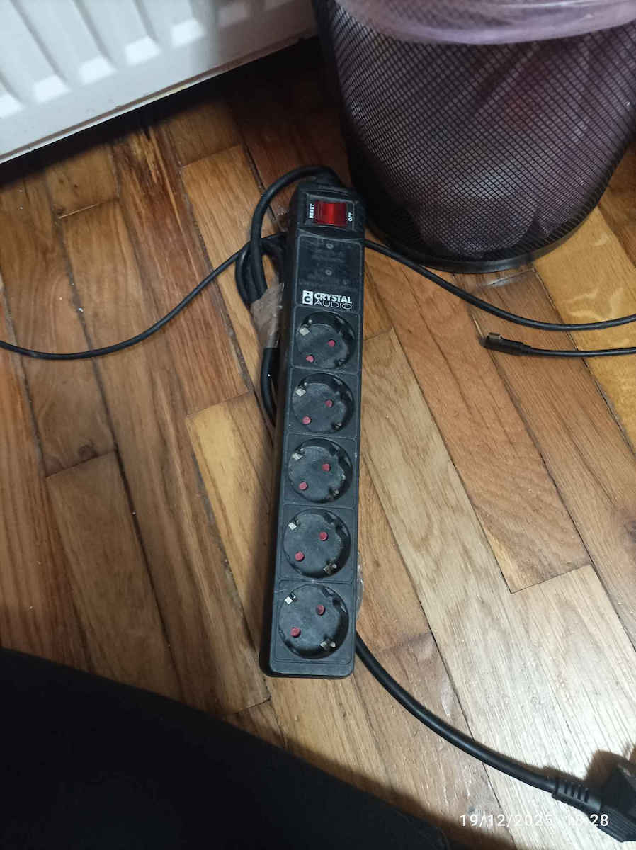Crystal Audio Πολύπριζο 5 Θέσεων με Διακόπτη και Καλώδιο 3m Μωβ