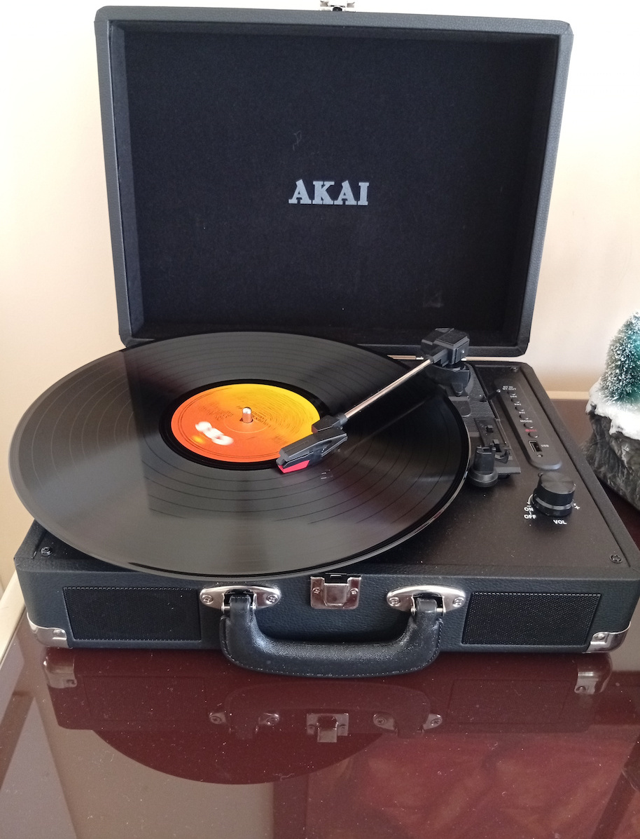 Akai Proffesional ATT-18BT 110584-0044 Βαλιτσάκι Πικάπ με Προενίσχυση και Ενσωματωμένα Ηχεία Μαύρο