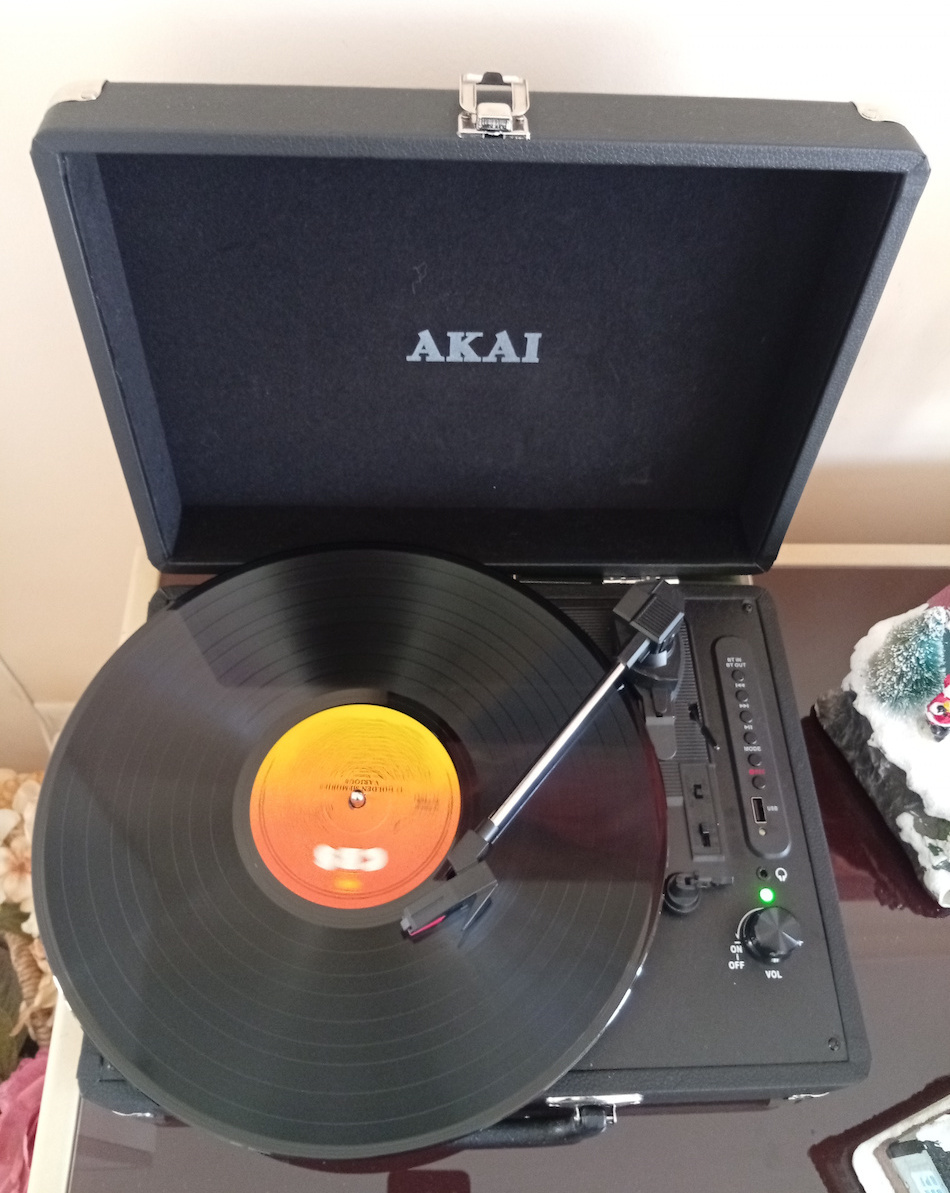 Akai Proffesional ATT-18BT 110584-0044 Βαλιτσάκι Πικάπ με Προενίσχυση και Ενσωματωμένα Ηχεία Μαύρο