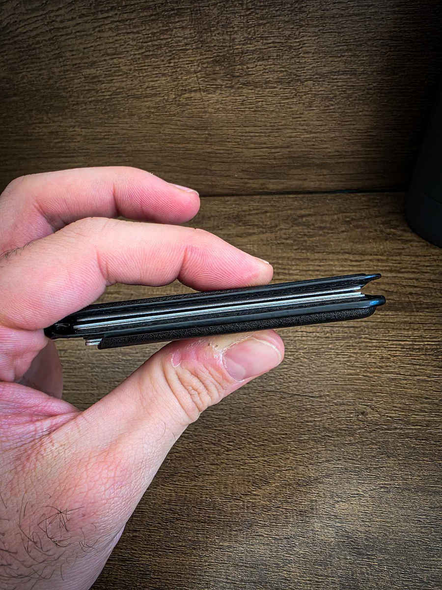 ESR MagSafe Card Case HaloLock Black Carbon Fiber
