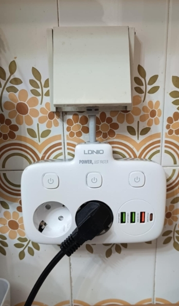 Ldnio Bandă de alimentare 2 Prize cu 3 USB-A, 1 USB-C și Comutator