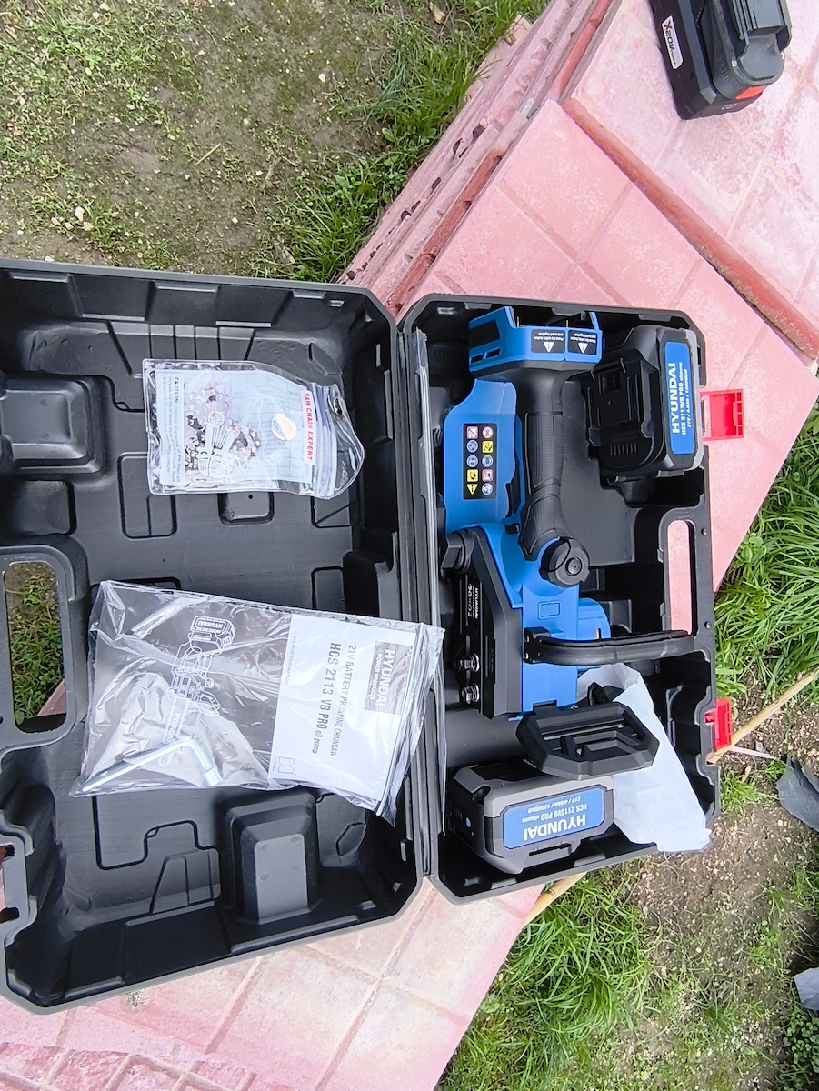 Hyundai Hcs 2113vb Pro Akku-Kettensäge 2x4Ah Bürstenlos 21V 2,18kg mit Klinge 30,5cm