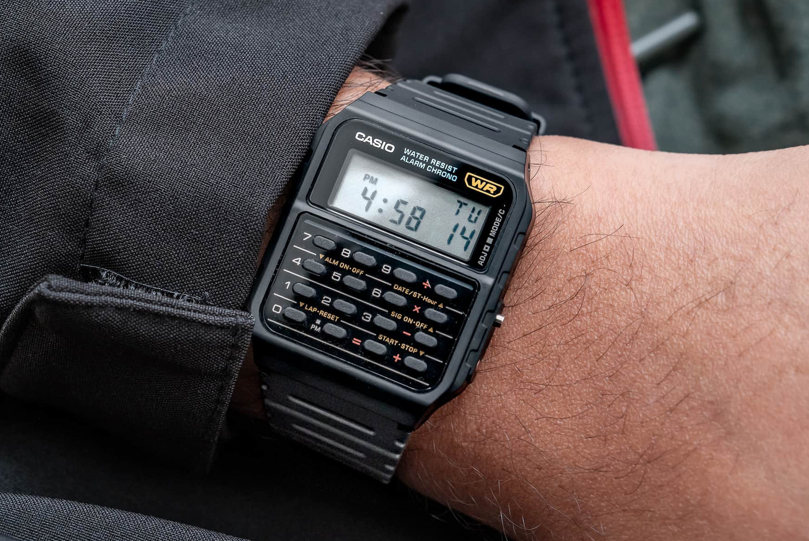 Casio Calculator Ψηφιακό Ανδρικό Ρολόι 34.4mm Μπαταρίας με Μαύρο Καουτσούκ Λουράκι
