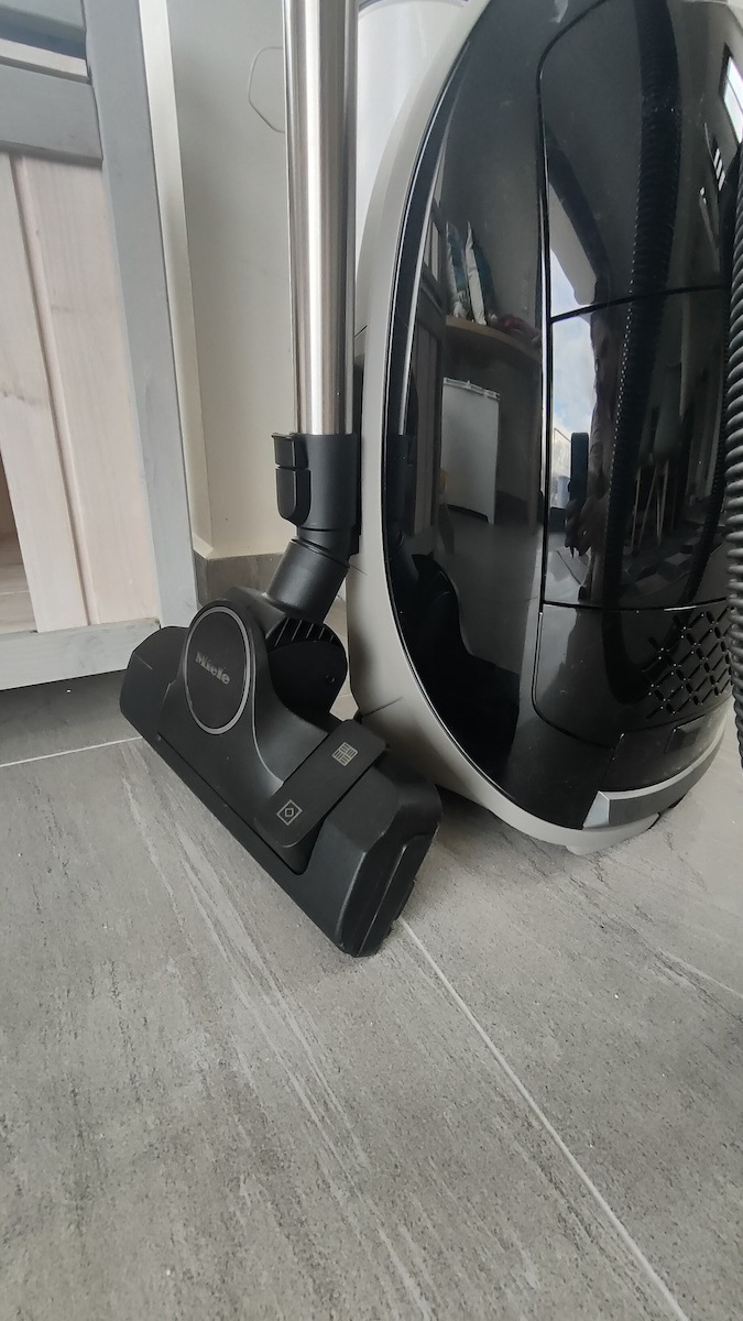Miele Guard M1 Cat & Dog Vacuum Cleaner 890W Bagged 4.5lt Black