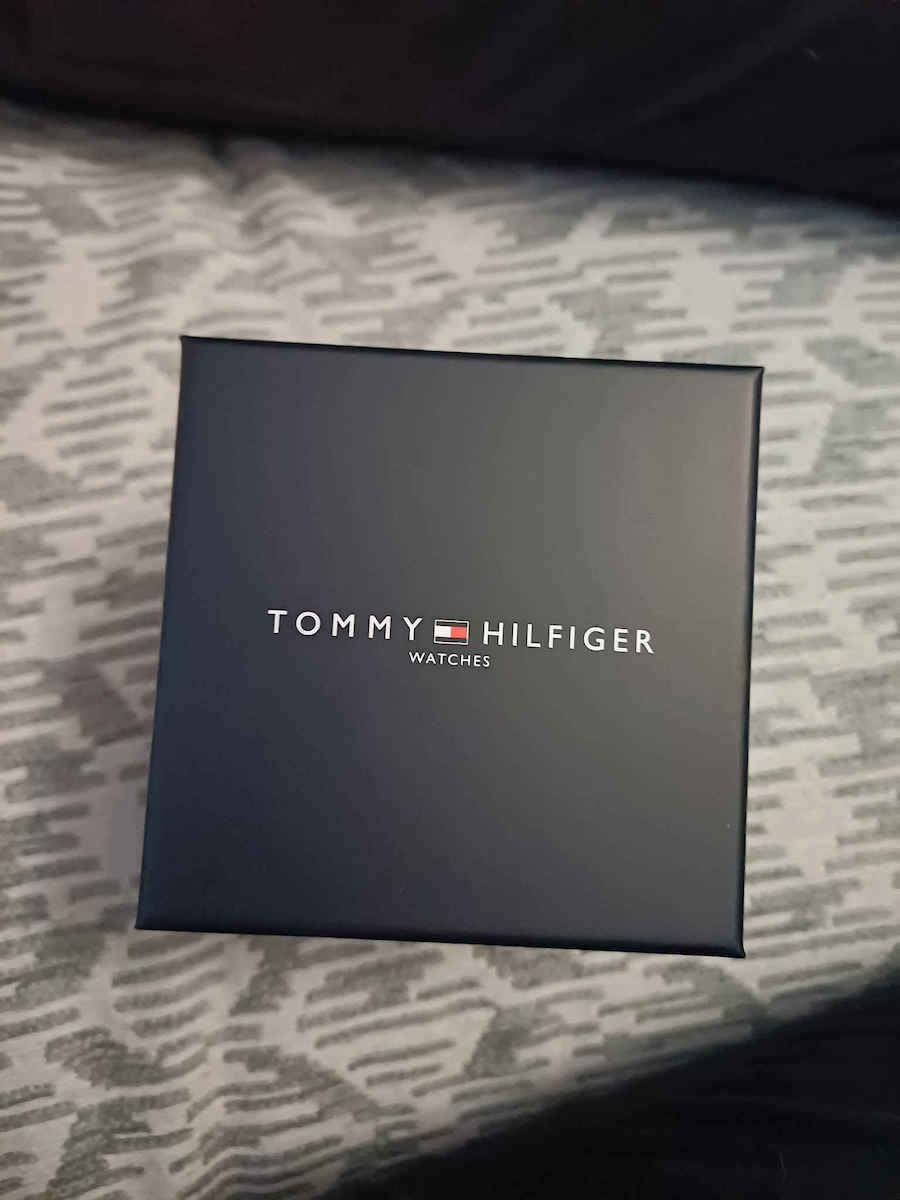 Tommy Hilfiger Blake Damen Uhr mit Marineblau Metallarmband