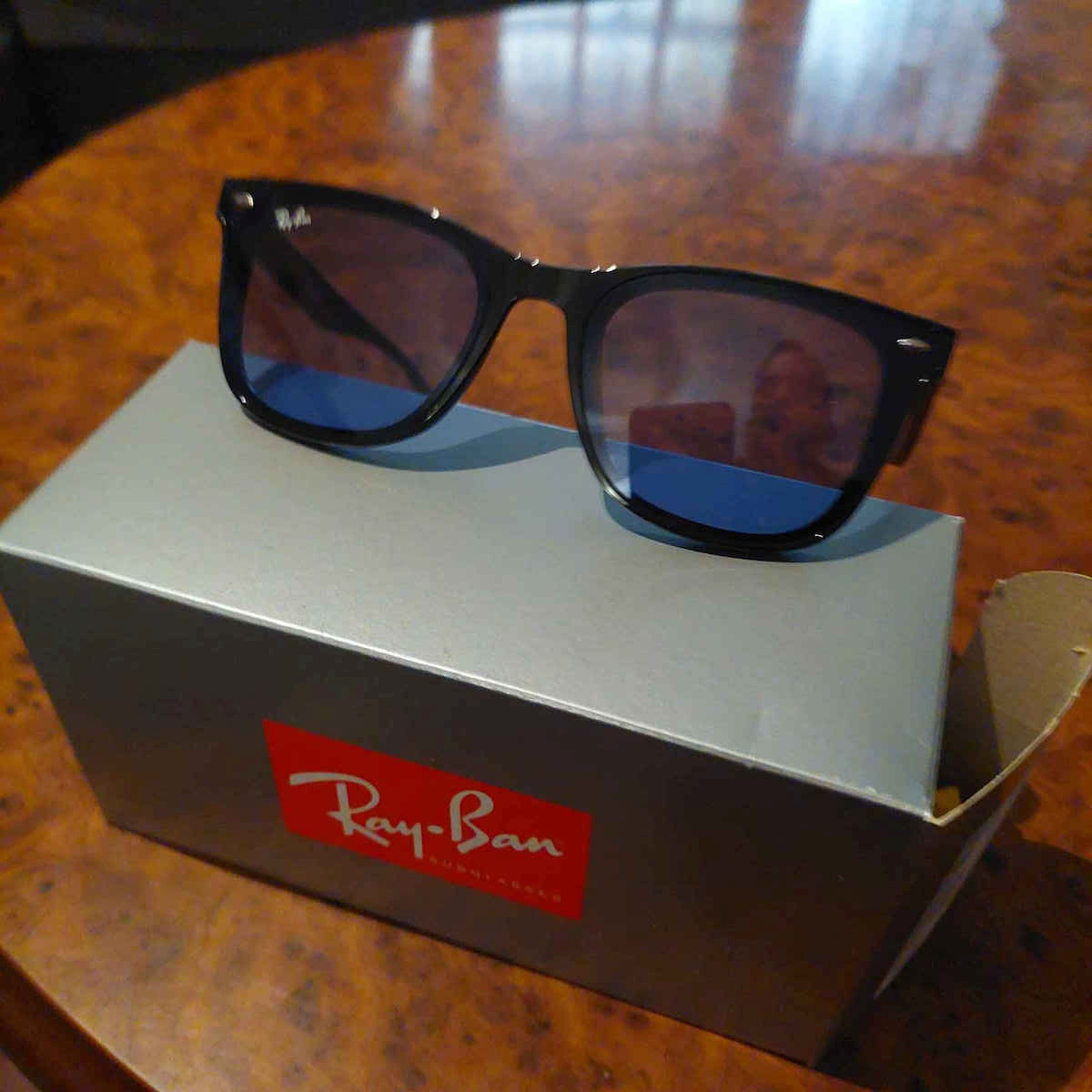 Ray Ban Унисекс Слънчеви Очилa с Черна Пластмасова Рамка и Черни Стъкла RB4420 601/87