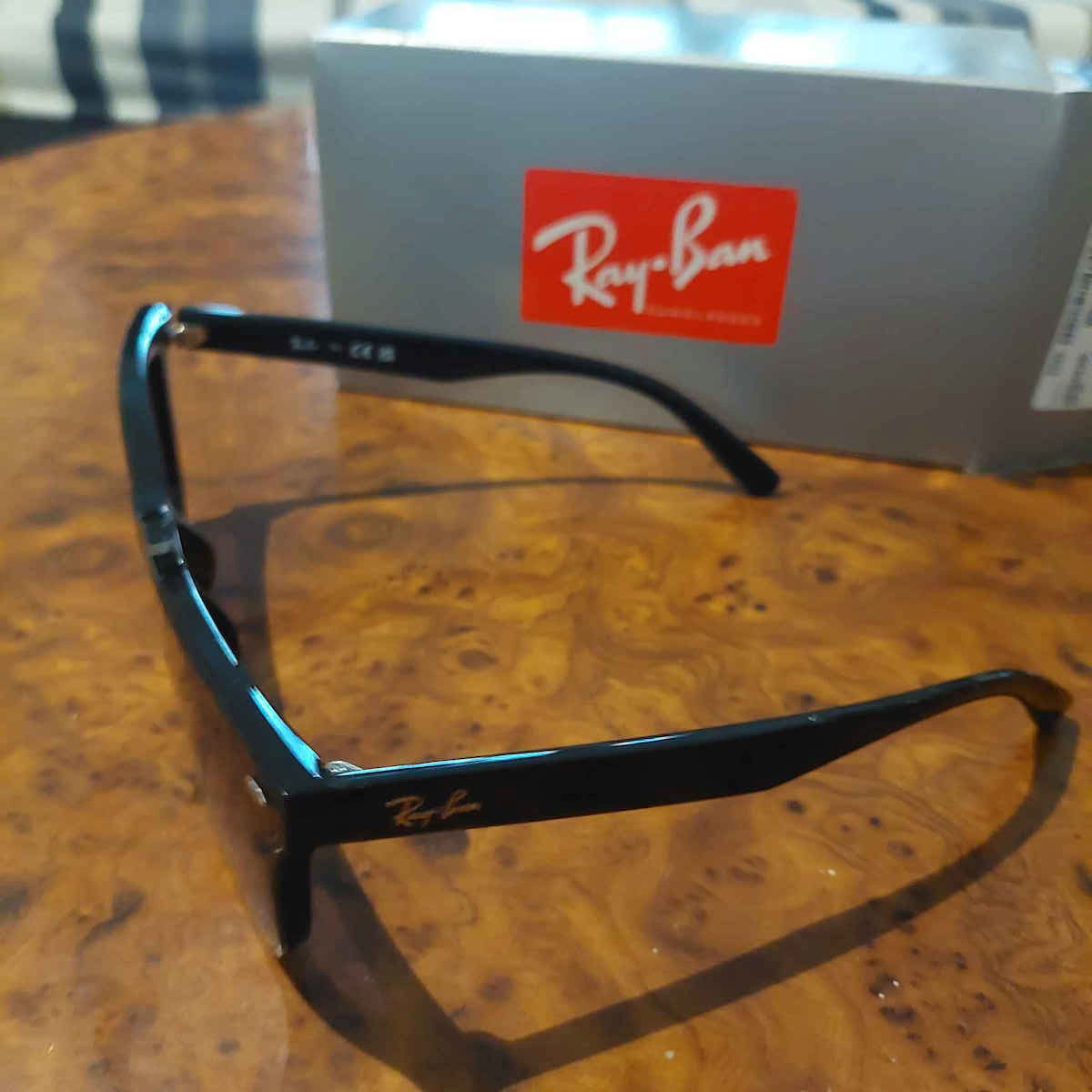 Ray Ban Унисекс Слънчеви Очилa с Черна Пластмасова Рамка и Черни Стъкла RB4420 601/87
