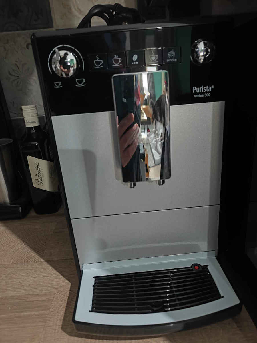 Melitta Purista Series 300 Automatic Espresso Coffee Machine 1450W Power 15bar Pressure with Grinding Burrs Black F23/0-102