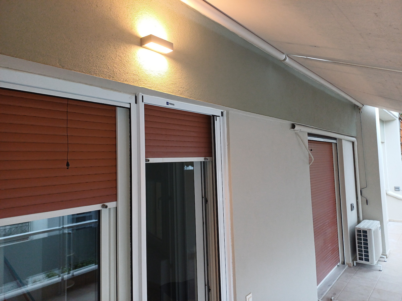 V-TAC Επιτοίχια Εξωτερική Πλαφονιέρα LED IP65 9W με Θερμό Λευκό Φως Διπλής Δέσμης 17.3x8.1x4.6εκ.