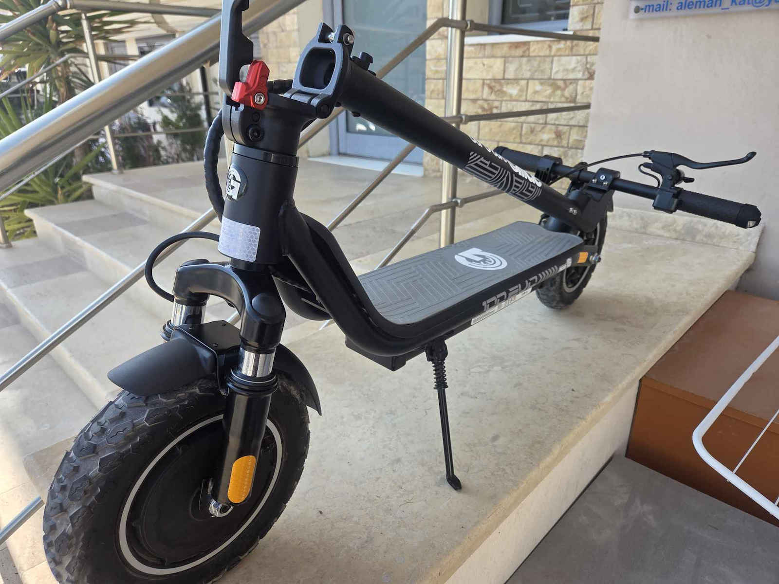 UrbanGlide Escooter Ride 100 Електрическа Тротинетка с 25km/h Максимална Скорост и 25km Автономия в Черен Цвят