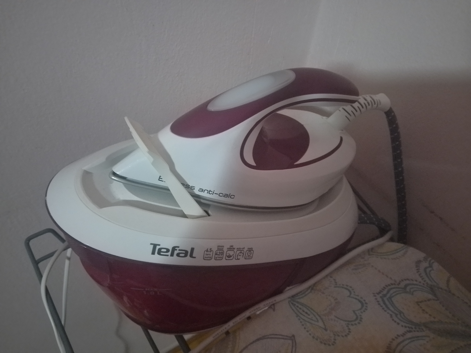 Tefal Express Anti-Calc Sistem de călcat cu aburi 6.5bar cu rezervor 1.8l