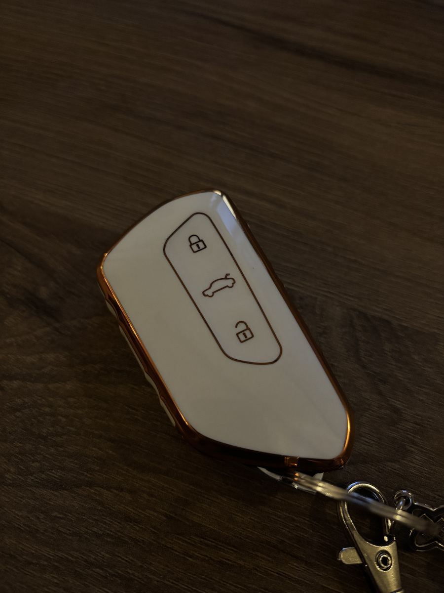 Husă de protecție premium pentru cheie Volkswagen, material TPU de înaltă calitate, compatibilă cu Volkswagen Golf 8, Skoda Octavia A8 Mk4 Mk8, Seat Leon Mk4, Tarraco, Cupra Formentor, alb auriu, Luvlu