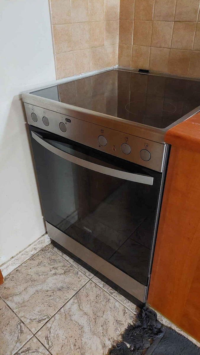 Zanussi Cooker 73lt with Ceramic Hobs W59.6cm. Inox
