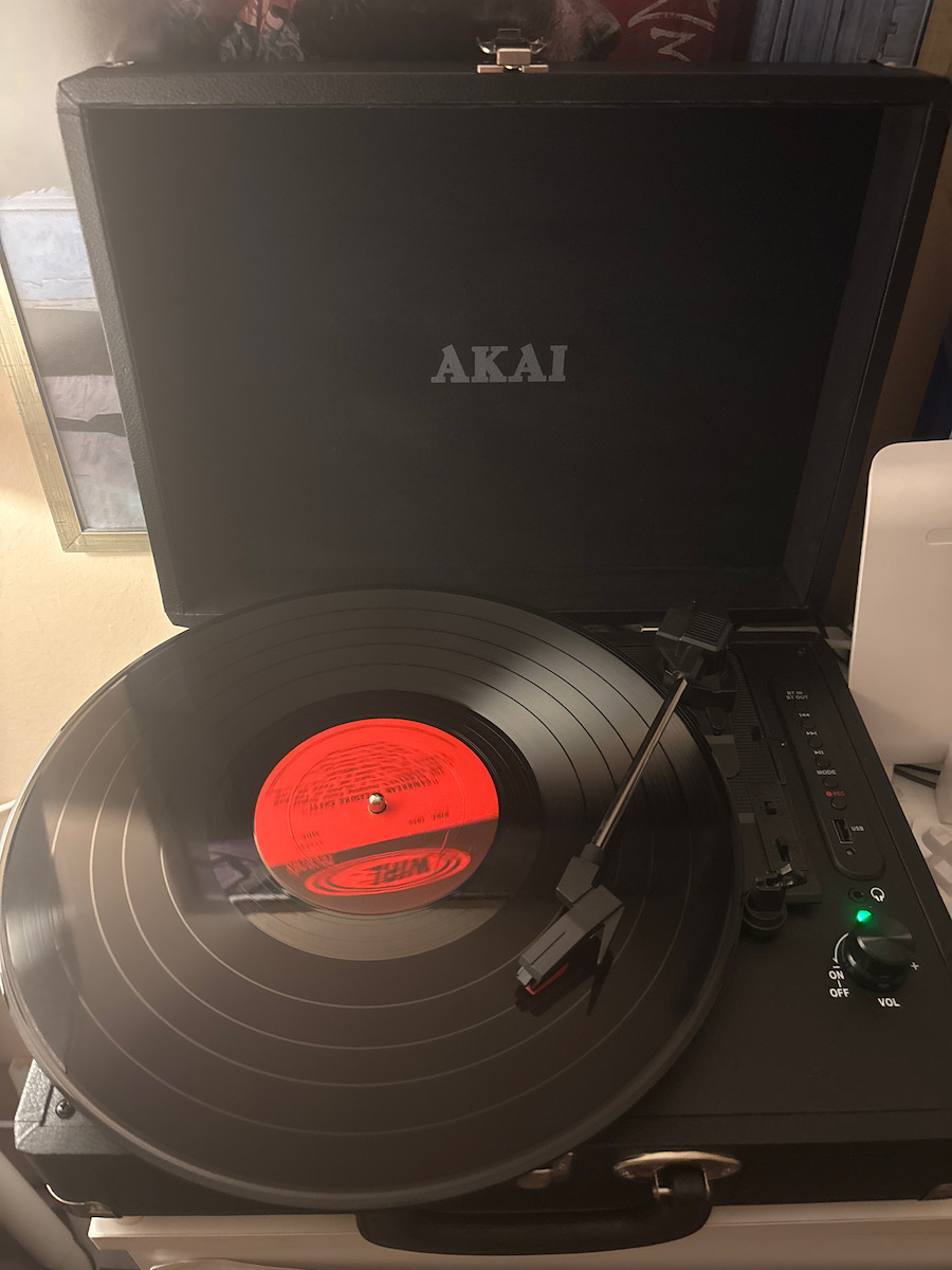 Akai Proffesional ATT-18BT 110584-0044 Βαλιτσάκι Πικάπ με Προενίσχυση και Ενσωματωμένα Ηχεία Μαύρο