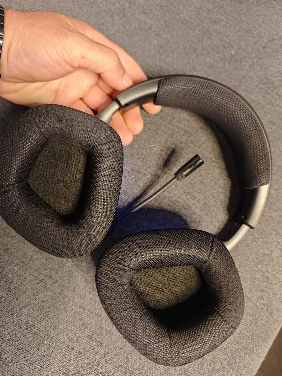 Corsair Void Max v2 Wireless Over Ear Gaming Headset with Bluetooth / USB Connectivity for Nintendo Switch / PC / PS4 / PS5