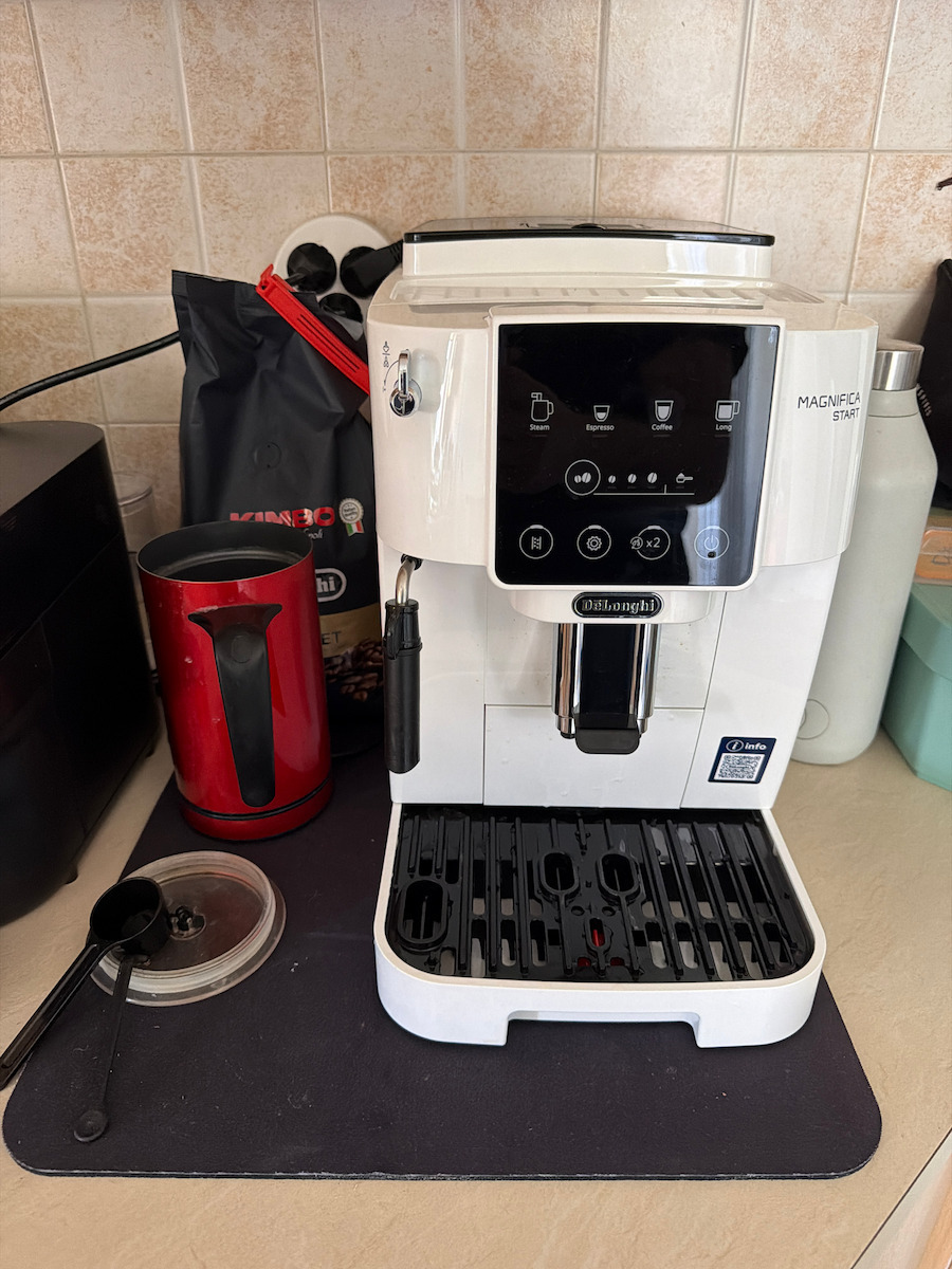 De'Longhi Magnifica Автоматична Еспресо Кафемашина 1450W 15bar С Мелачка Бяла ECAM220.20.W