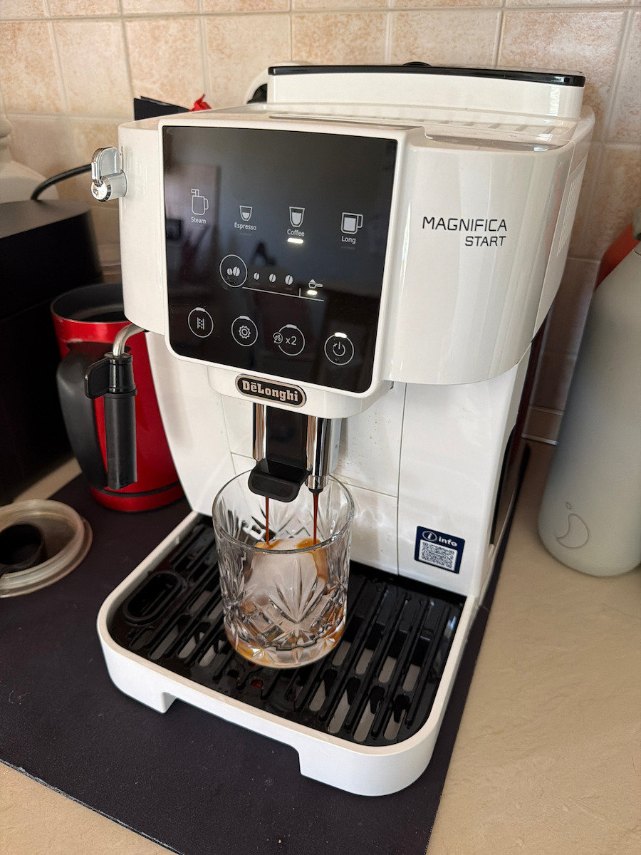 De'Longhi Magnifica Автоматична Еспресо Кафемашина 1450W 15bar С Мелачка Бяла ECAM220.20.W