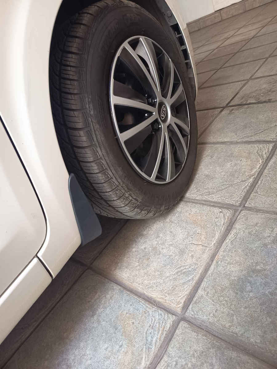 Капачки за колела Versaco Paris черно хромирани сребърни болтове 14" с лого Kia 4 броя