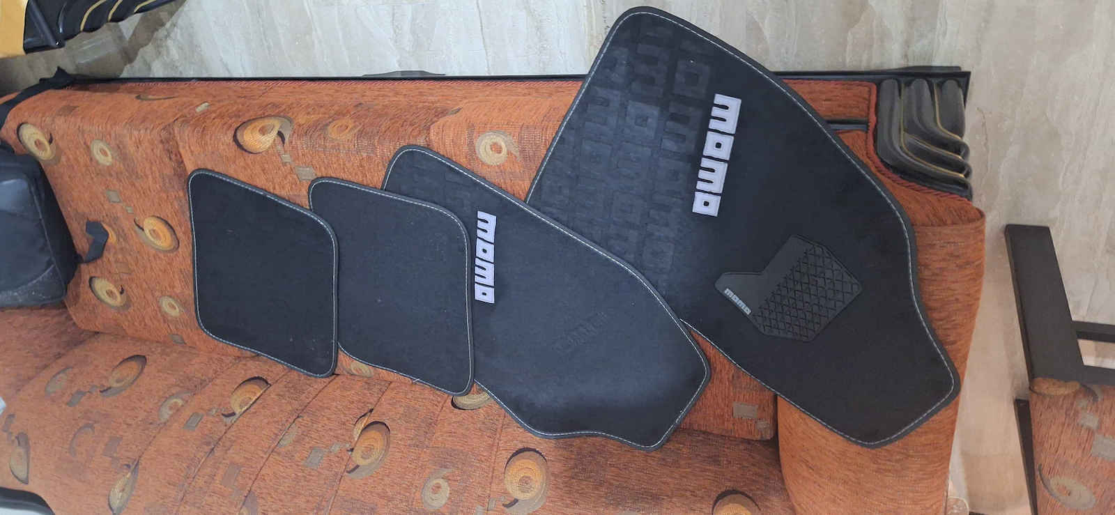Momo Satz Vorder- und Hintermatten Universal 4Stück aus Teppichboden Schwarz