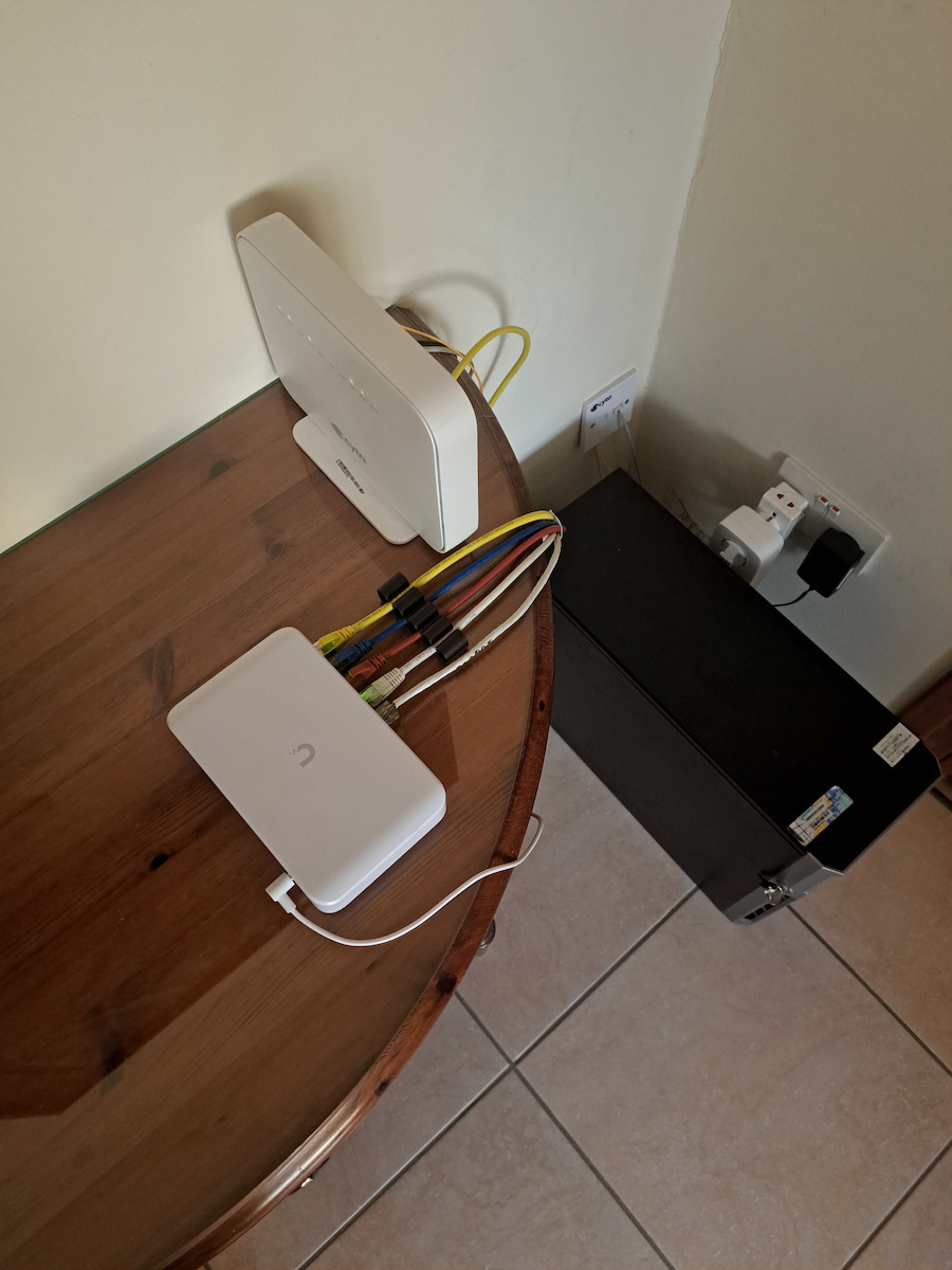 Ubiquiti Switch Lite 8 PoE Managed L2 PoE+ Switch with 8 Gigabit (1Gbps) Ethernet Ports
