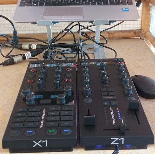 Native Instruments Traktor Kontrol X1 MK3 DJ Controller 4 Канали с Екран