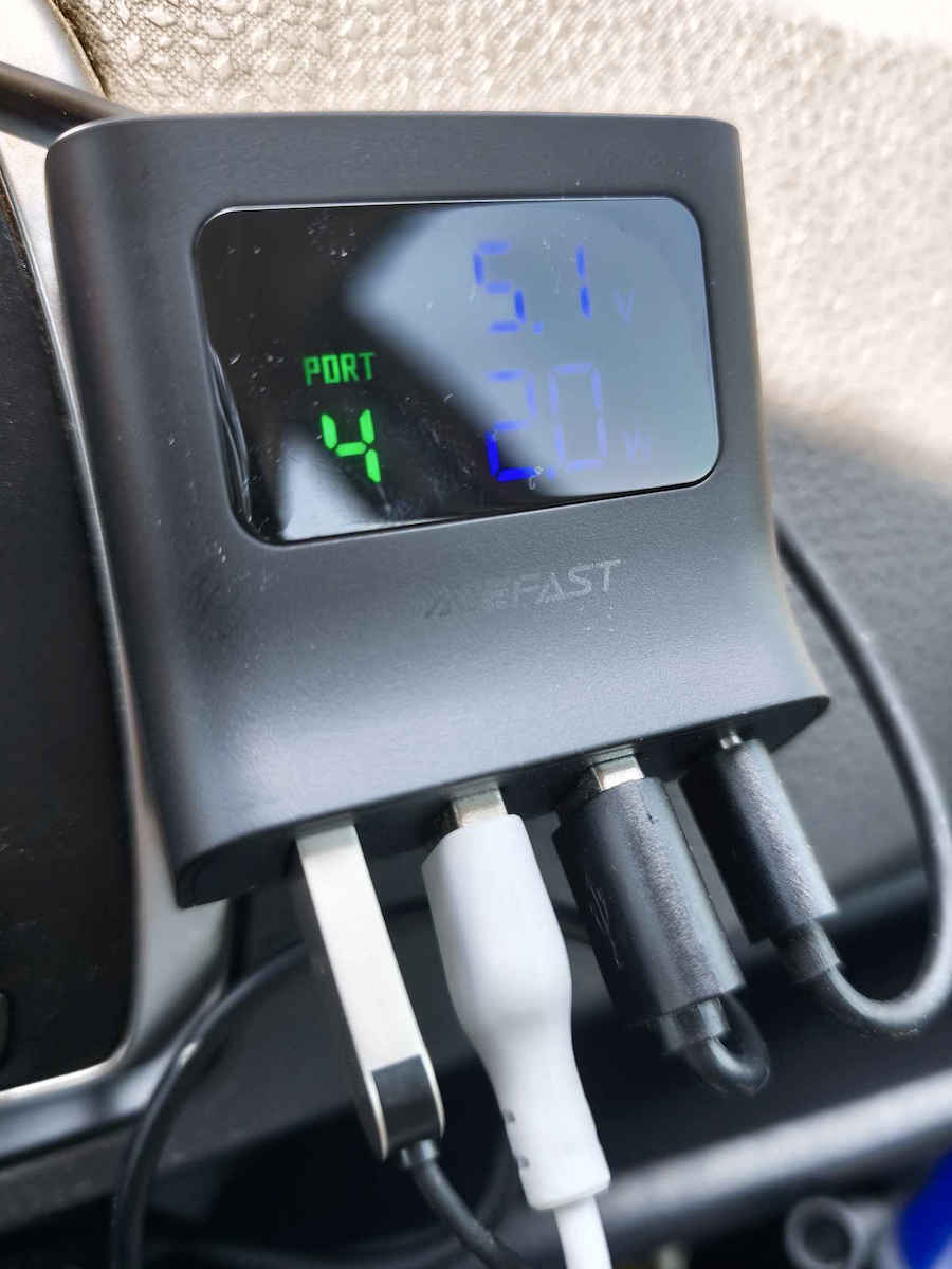 Acefast B8 Încărcător Auto 90W 3A De Încărcare Rapidă Cu Porturi 3xUSB-A 1xType-C Cu Cablu Integrat Culoare Neagră