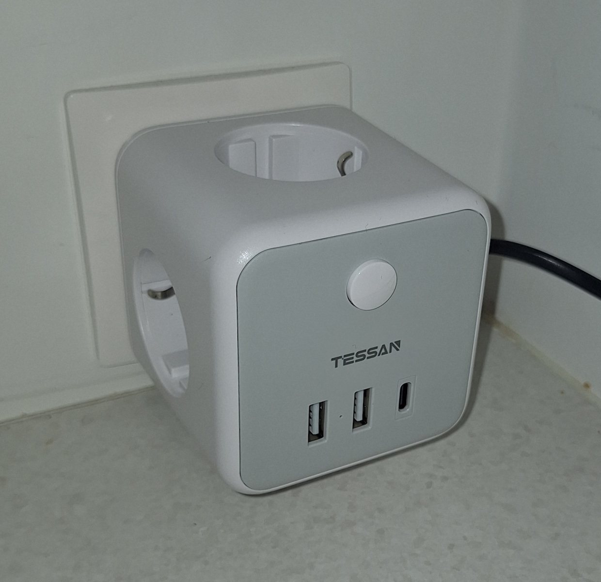 Tessan PowerCube 3 Позиции с 2 USB-A, 1 USB-C и Превключвател Сив