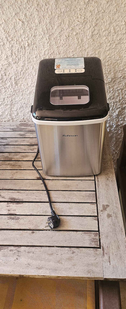 Rohnson Ice Machine with Daily Production 12kg 105 Watt R-40012