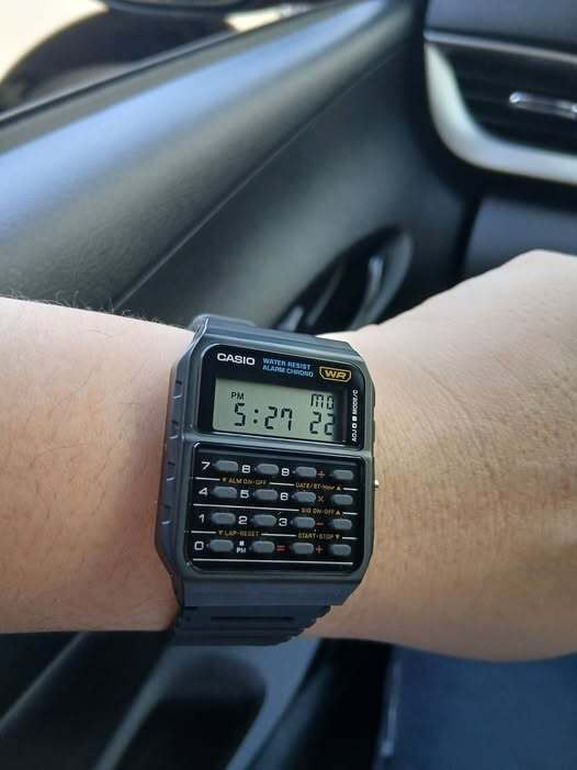 Casio Calculator Ψηφιακό Ανδρικό Ρολόι 34.4mm Μπαταρίας με Μαύρο Καουτσούκ Λουράκι