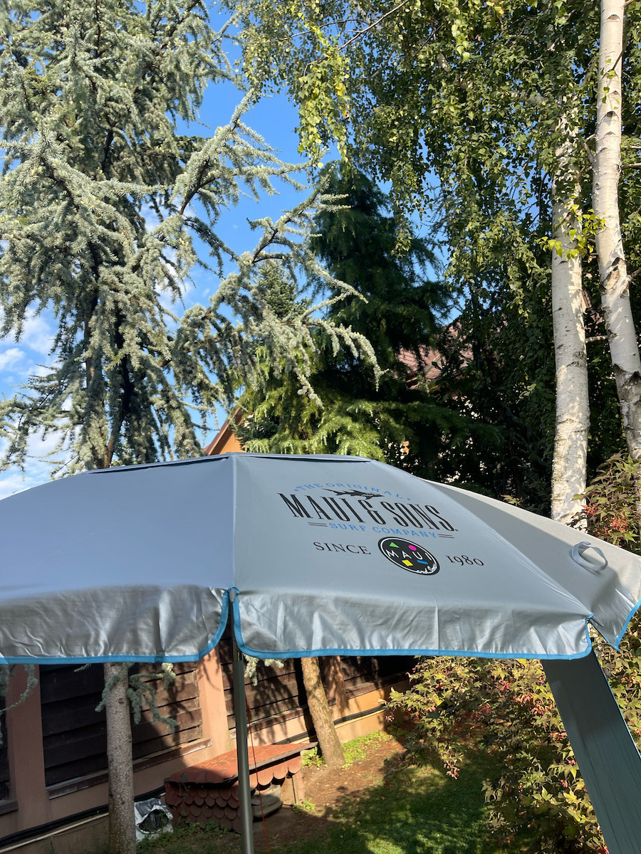 Maui & Sons Folding Aluminum Beach Umbrella Diameter 2.2m with Sunshade UV Protection and Air Vent Royal Blue