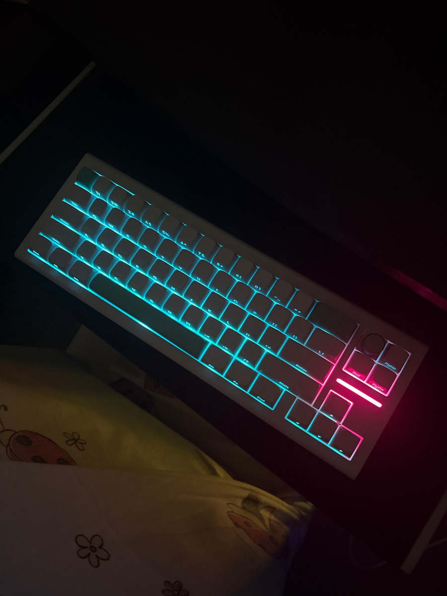 Nubi NK68 PRO Безжичен Гейминг Механична Клавиатура 65% с g3ms Аквамарин суичове и RGB подсветка (Английски US) Бял