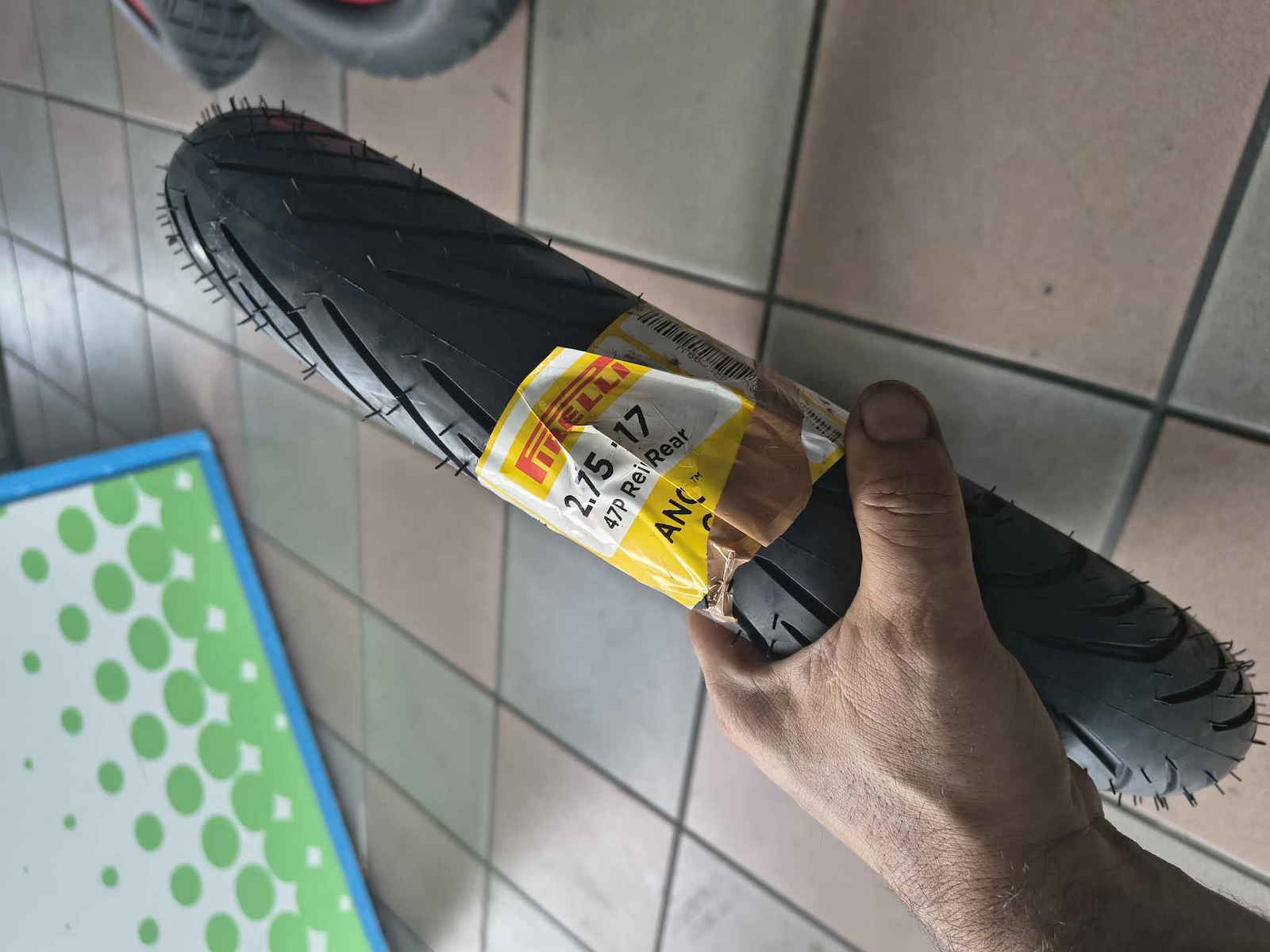 Pirelli Angel City Unterbone-Reifen mit Abmessungen 2.50-17 43E-Commerce-Website
