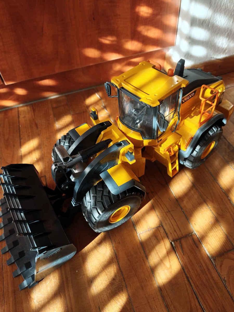 Bruder Volvo Loader Scale 1:16 Pickup Truck For 3+ Years