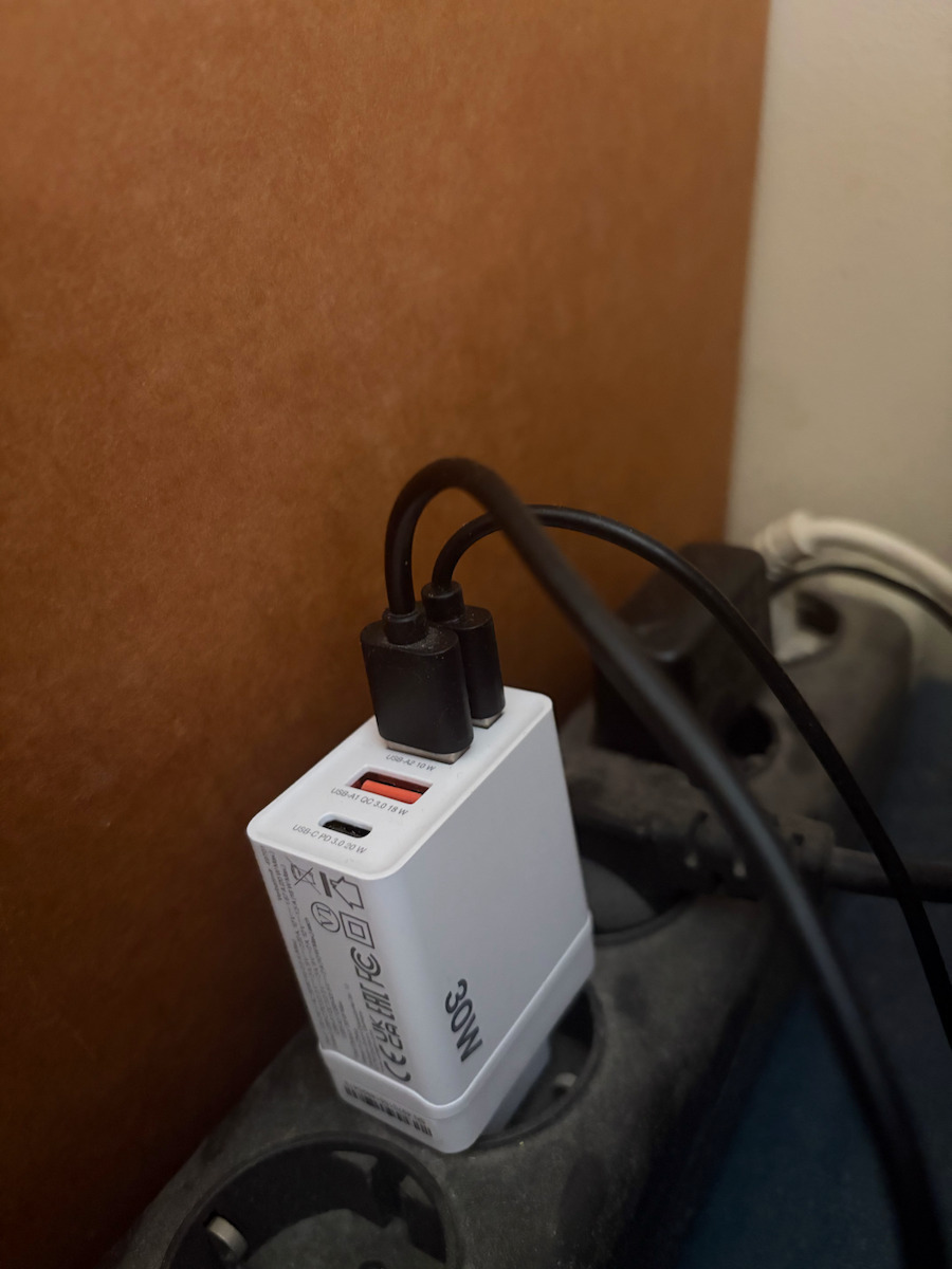 Verbatim Charger Without Cable with 3 USB-A Ports and USB-C Port 30W Power Delivery / Quick Charge 3.0 Whites (CHR-30EU2)