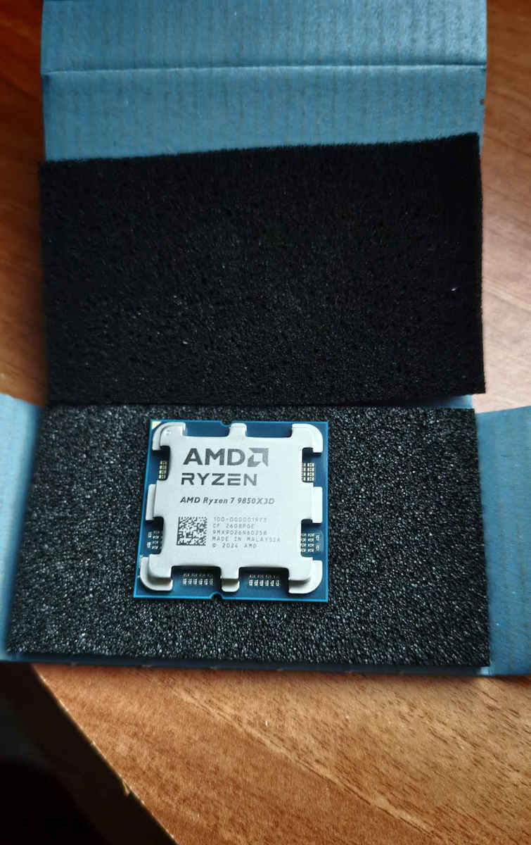 AMD Ryzen 7 9850X3D 4.7GHz Процесор 8-Ядрен за Socket AM5 в Кутия