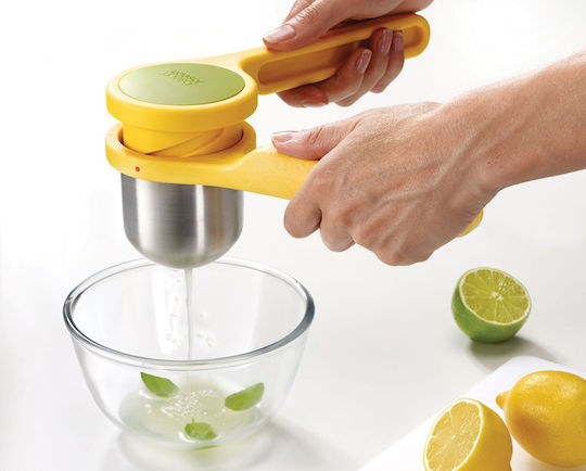 Joseph Joseph Helix Hand Press Lemon made of Plastic in Yellow Color