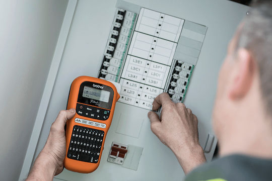 Brother PT-E110VP Elektronisch Tragbarer Etikettendrucker in Orange Farbe PT-E110VPZG1