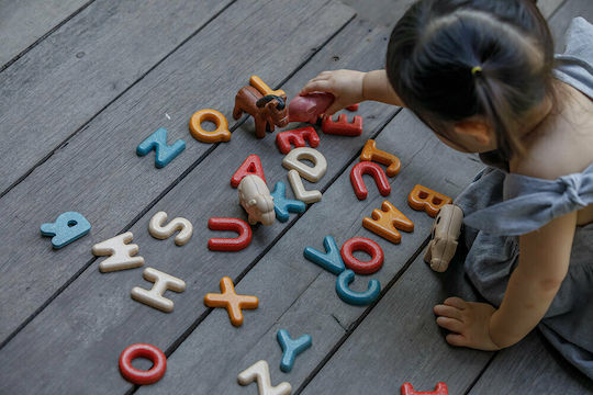 Plan Toys Βρεφικό Παιχνίδι Αλφαβήτα Με Κεφαλαία (Αγγλικά) από Ξύλο για 24+ Μηνών