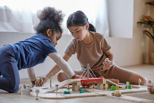 Plan Toys Plan Toys Spielzeugautos & Rennstrecken Straßenset mit Zubehör für 3+ Jahre