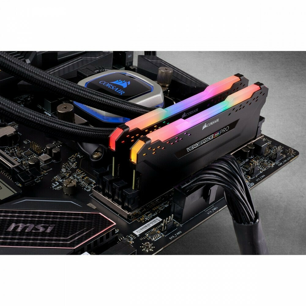 Corsair Vengeance RGB Pro 32GB DDR4 RAM cu 2 module (2x16GB) și