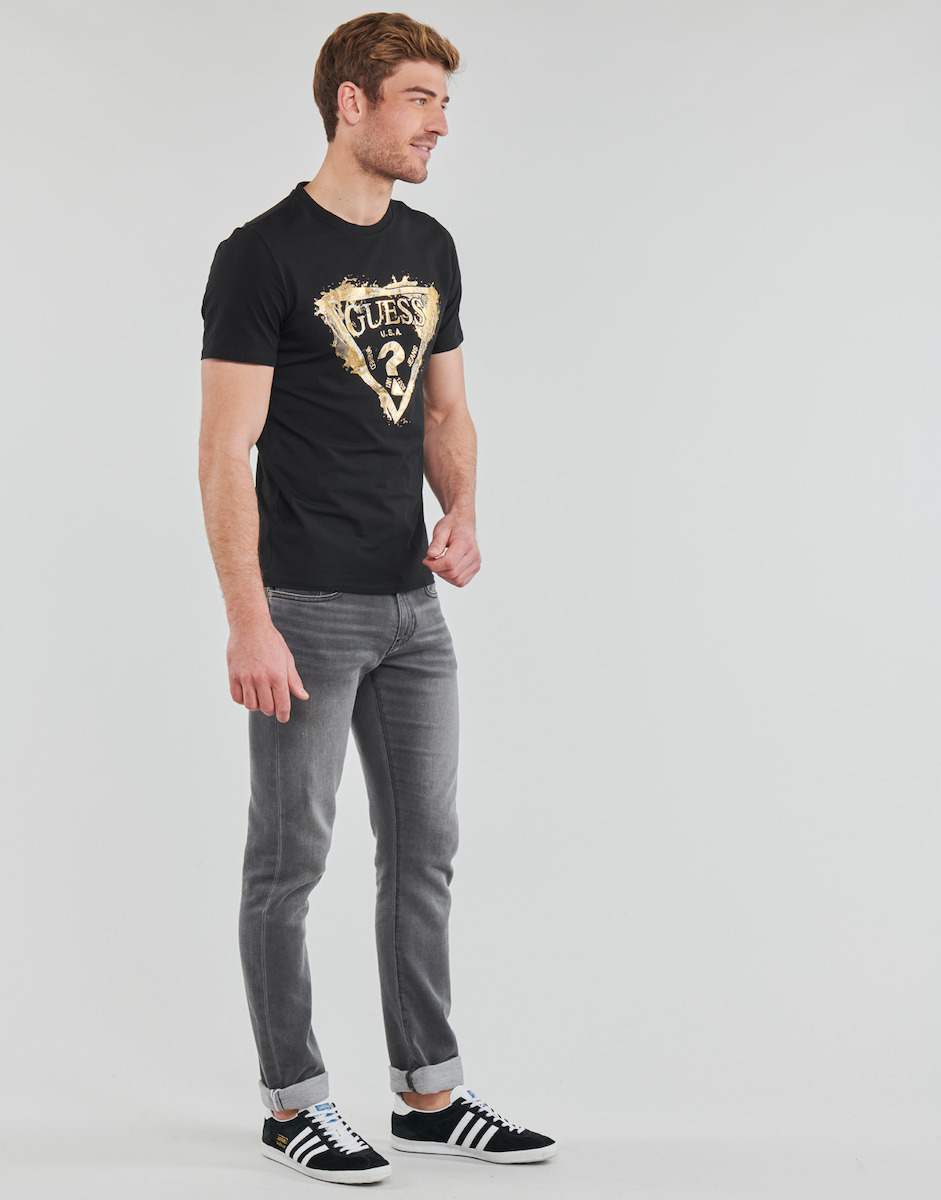 grey jeans and black t shirt