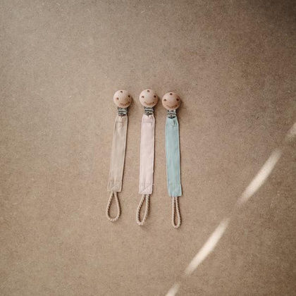Mushie Clip Schnuller aus Stoff Rosa