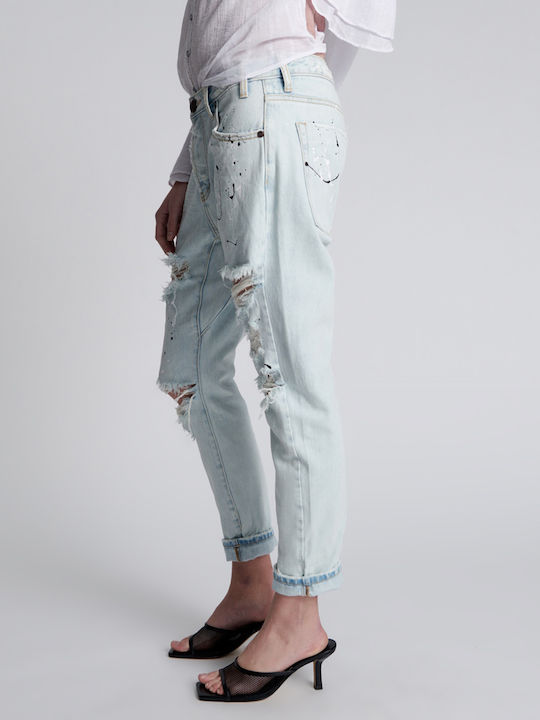 Damenjeans mit Rissen