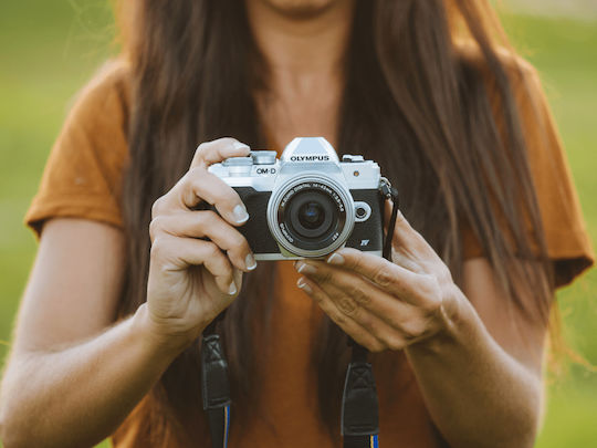 Olympus OM-D E-M10 Mark IV Mirrorless Camera Kit (ED 14‑42mm F3.5‑5.6 EZ Pancake) Silver