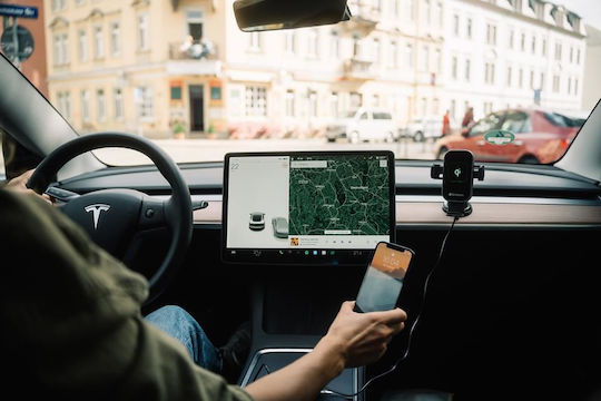 Verbatim FWC-02 Car Mobile Mount with Adjustable Hooks and Wireless Charging Black