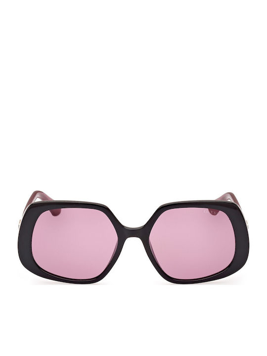 Guess Guess Damen Sonnenbrille mit Schwarz Horn umrandetem Rahmen und Lila Gläser GU7862 05Y